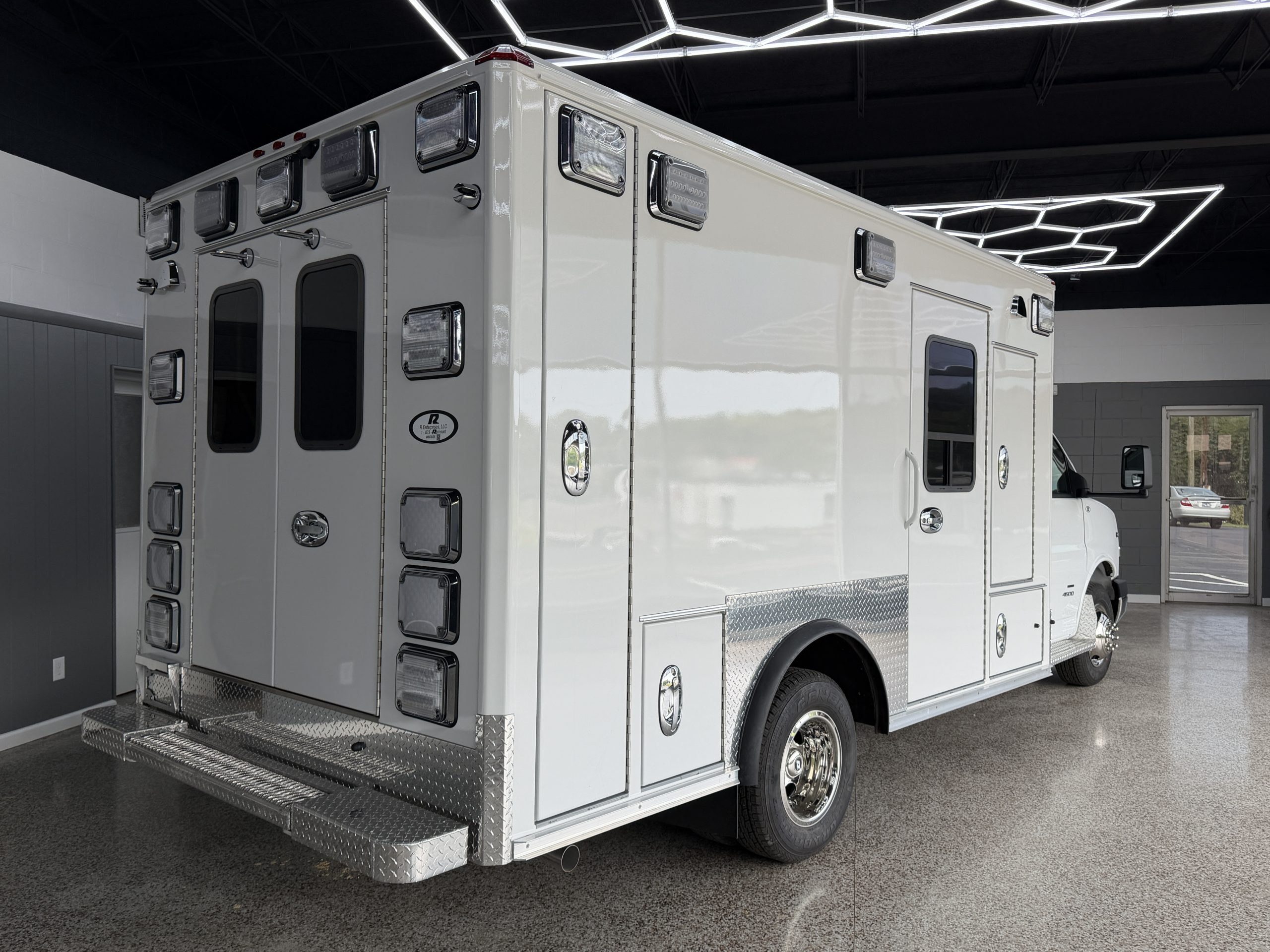 2025 Chevrolet G4500 Wheeled Coach ReMAN (# 5619) - Image 4
